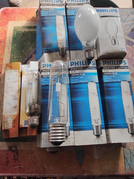 Lote de Lâmpadas, tomadas e plug - Aprox. 460 peças